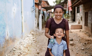 Daniela e seu irmão, Sebastian, viram o pai ser morto por ser cristão. (Foto: Portas Abertas dos EUA)