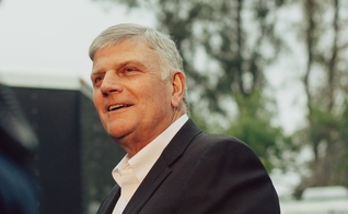 Franklin Graham é filho do falecido evangelista Billy Graham e realiza cruzadas evangelísticas por todo o mundo. (Foto: Rozette Rago / The New York Times)