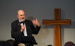 Thomas Schirrmacher fala no “Mission Freedom”, um evento sobre tráfico humano em Frankfurt, na Alemanha. (Foto: Martin Warnecke)