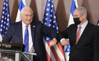 Embaixador dos EUA em Israel, David Friedman (à esquerda) foi recebido pelo primeiro-ministro israelense, Benjamin Netanyahu (à direita), para a celebração de uma solenidade para marcar o terceiro ano do reconhecimento de Jerusalém. (Foto: GPO Amos Ben)