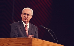 O pastor John MacArthur alerta para os sinais do fim dos tempos. (Foto: Grace Community Church)