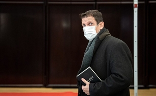 Pastor Olaf Latzel entra em tribunal da Alemanha com uma Bíblia nas mãos. (Foto: Sina Schuldt/DPA