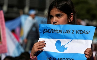 Manifestação contra a legalização do aborto em Buenos Aires.  (Foto: Reprodução / Reuters)