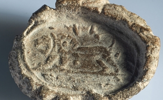 Selagem de argila de 2.700 anos de um selo do rei israelita Jeroboão II no século 8 aC. (Foto: Dani Machlis / Universidade Ben-Gurion)