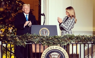 O presidente Donald Trump compartilha mensagem do Natal ao lado da primeira-dama Melania Trump. (Foto: Reprodução / Instagram)