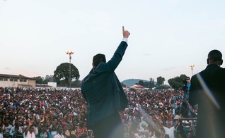 Daniel Kolenda prega o Evangelho em Arusha, Tanzânia. (Foto: Evangelista Daniel Kolenda / Facebook)