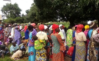 Cristãos em enterro do reverendo Alubara Audu, morto por jihadistas, no estado de Kaduna. (Foto: Reprodução / Emeka Umeagbalasi)