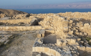 Local da sala do trono do rei Herodes Antipas em Maquero, na Jordânia, com o Mar Morto ao fundo. (Foto: Prof. Gyozo Voros)
