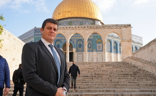 Amit Halevi, membro do Knesset, o parlamento de Israel, em frente o Monte do Templo. (Foto: Rotter)