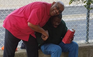 Anthony Delgado abraça um morador de rua nos EUA. (Foto: I Care Atlanta)