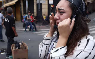 Julia Daniel prega na Rua 25 de Março, centro comercial popular de São Paulo. (Foto: Reprodução / YouTube)