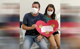 Casal deixa Hospital de Clínicas de Campina Grande após vencer a Covid-19. (Foto: Reprodução / ClickPB)