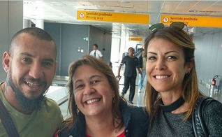 Rodolfo Abrantes e sua esposa, Alexandra, tiveram um reencontro com a irmã Neide em 2016. (Foto: Instagram/Lucineide Souza)