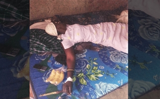 Zubeda Nabirye após tratamento por agressão na aldeia Matovu, no leste de Uganda. (Foto: Morning Star News)