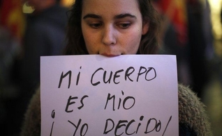 Em um recente protesto pró-escolha em Málaga, essa mulher segurava uma placa que dizia "Meu corpo é meu. Eu decido!" (Foto: reprodução / Reuters)