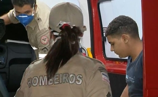 O jovem Douglas Iúna conseguiu se salvar após boiar e nadar por mais de duas horas no mar da Barra do Jucu, em Vila Velha. (Foto: Reprodução / TV Gazeta).