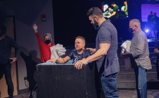 Andrei Iacob foi batizado na Igreja Batista Long Hollow poucos dias após ter esposa e filho assassinados. (Foto: Robby Gallaty/Instagram)