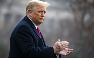 Ao final de 2020, Donald Trump discursou, fazendo menção ao mártir cristão britânico São Thomas Becket, que defendeu liberdade religiosa, há 850 anos. (Foto: AFP)