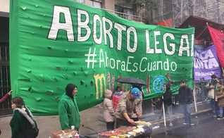 Militantes expõem faixa em manifestação a favor da legalização do aborto na Argentina, que aprovou recentemente o procedimento até o terceiro mês de gestação. (Foto: Janaina Figueiredo)