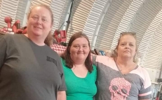 Amanda Stocks (ao centro) com sua irmã Ginny (à esquerda) e sua prima Barbara (à direita). (Foto: Facebook/Amanda Stocks)