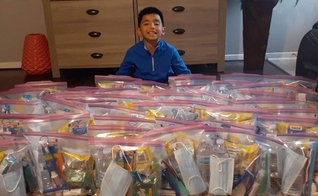 Dylan Virtudazo entregou 50 sacolas cheias de lanches e produtos de higiene para moradores de rua no Texas. (Foto: Nancy Virtudazo)