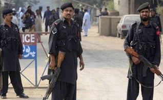 A polícia paquistanesa deteve Raja Warris para evitar que o rapaz sofresse atos de violência da multidão de extremistas islâmicos enfurecidos. (Foto: Reuters)