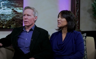 Joe Flynn e sua esposa, Denise, se reconciliaram após 7 anos separados. (Foto: YouTube/Steve Hannett)