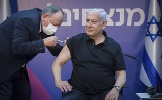 Primeiro-ministro de Israel, Benjamin Netanyahu, recebe segunda dose da vacina da Pfizer-BioNTech contra a Covid-19 no dia 9 de janeiro. (Foto: Miriam Elster /Pool Photo via AP)
