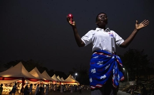 Imagem ilustrativa de uma mulher orando em Kumasi, Gana, em 6 de janeiro de 2017. (Foto: Reuters/Francis Kokoroko)