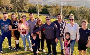 Pastor Joel Engel ao lado da esposa, filhos, netos, noras e genro. (Foto: Ministério Engel)