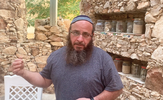 Yoni Tzadok dirige uma escola que prepara sacerdotes para o Terceiro Templo. (Foto: YouTube/Israel365News)