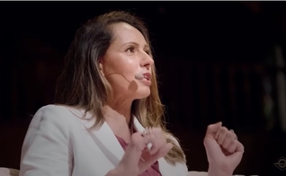 Ana Paula Henkel compartilhou seu relato sobre o momento em que desistiu de abortar seu filho, cerca de 20 anos atrás. (Imagem: YouTube / Brasil Paralelo / Reprodução)