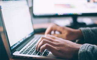 : Internet tem servido de canal para evangelização. (Foto: Glenn Carstens Peters / Unsplash)