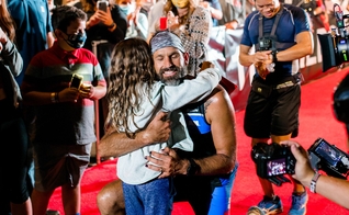 Jay Hewitt abraça sua filha, Hero, após 13 horas e 40 minutos de prova. (Foto: Jay Hewitt)