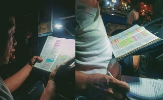 Motorista estuda a Bíblia enquanto aguarda passageiros, nas Filipinas. (Foto: Reprodução / GOD TV)