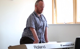 Bart Gee, que nasceu com uma deficiência chamada artrogripose, toca piano. (Foto: Reprodução / Yahoo)