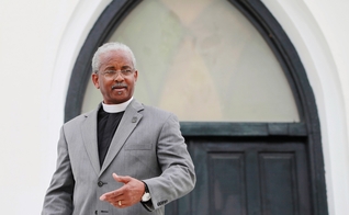 Rev. Anthony Thompson do lado de fora da Igreja Metodista Episcopal Africana Emanuel em Charleston, na Carolina do Sul. (Foto: Reuters/Randall Hill)