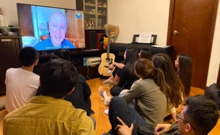 Grupo de jovens assiste a pregação online em Hong Kong. (Imagem: Pulse)