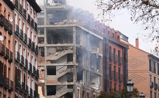 Um prédio danificado foi fotografado em Madri na quarta-feira, depois que uma forte explosão abalou o prédio. (Foto: Reprodução / CNN)