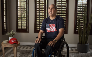 Jesse Holguin ficou paraplégico em um tiroteio. (Foto: Reprodução / PragerU).