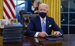 O presidente Joe Biden no Salão Oval após sua posse na quarta-feira (20). (Foto: Evan Vucci/AP/Shutterstock