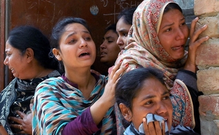 Mulheres cristãs lamentam a morte de um parente após os atentados a bomba em uma igreja em Lahore. (Foto: Reprodução / M. Ali / Morning Star News)