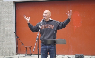 Francis Chan deixou o comando da Cornerstone Church para trabalhar com igrejas domésticas em Hong Kong, mas agora terá de voltar aos EUA. (Foto: Medium.com)