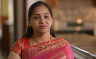 Deepa Srinivas costumava realizar rituais e sacrifícios aos deus hindus, mas certo dia, decidiu orar a Deus e teve uma resposta surpreendente. (Imagem: 100 Huntley)