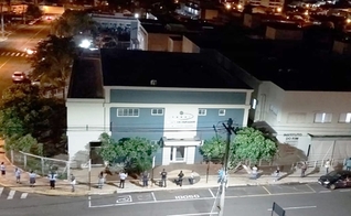 Santa Casa de Votuporanga recebe “abraço simbólico” de evangélicos em momento de oração. (Foto: Reprodução / Região Noroeste)