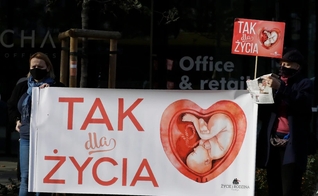 Ativistas antiaborto protestam em frente ao Tribunal Constitucional da Polônia, em Varsóvia. (Foto: Reprodução / Voice Of America)