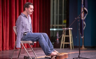 Nascido na Romênia sem os braços, George se tornou um exemplo de superação. (Foto: George Dennehy)