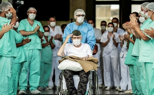 Recuperado, ex-combatente da Segunda Guerra Mundial Ermando Armelino Piveta, de 99 anos, recebe alta do Hospital das Forças Armadas, em Brasília. (Foto: Ueslei Marcelino / Reuters)