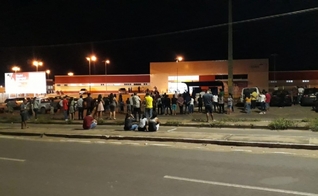 Familiares de pacientes na porta do Hospital Macrorregional de Imperatriz. (Foto: Reprodução / Imirante)