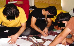 Estudo bíblico em igreja doméstica no Irã. (Foto: Reprodução / VOM)